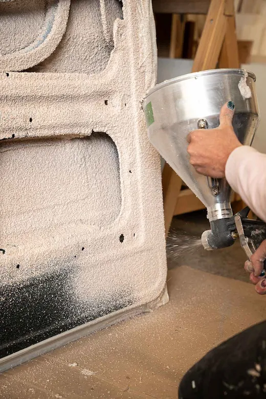 Van aménagé avec portes ouvertes